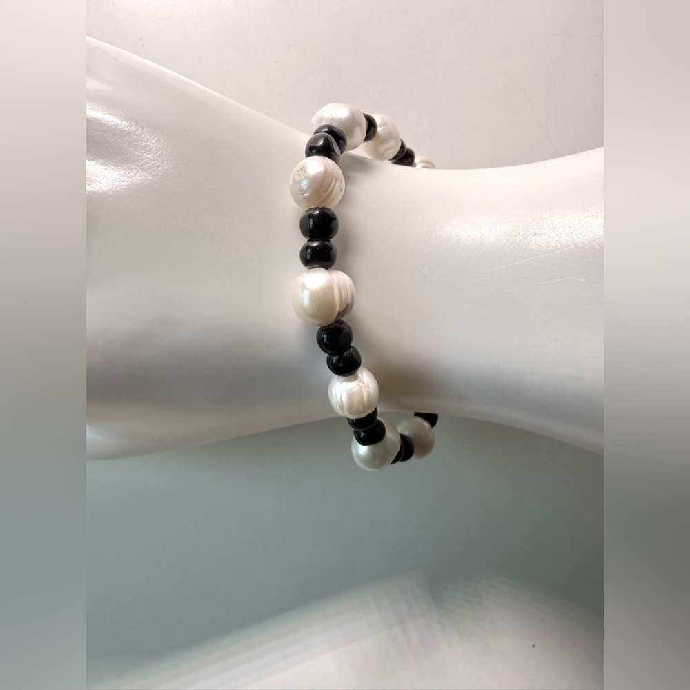 Freshwater Pearls and Black Onyx Bracelet